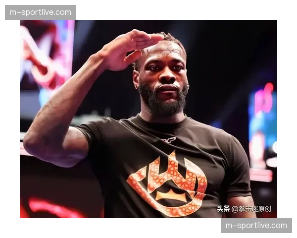 特写：训练营的最后一次公开训练，维尔德的重拳引发现场惊呼