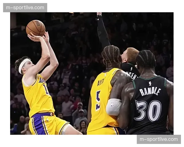 最后一场常规赛前，魔术队加练特定阵容下的快速退防演练